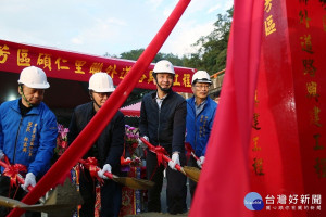 新北市長朱立倫17日下午主持瑞芳區碩仁里聯外道路興建工程開工典禮 。（圖／記者黃村杉攝）