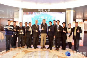 兩岸經貿商會理事長陳志德(左5)、前立法委員謝章捷(左6)、明道大學汪大永校長(左7)、中華青年進步協會許治煒理事長(左8)等來賓合影留念。圖／明道大學提供