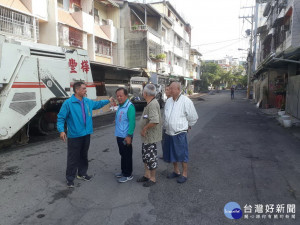 金城里長城街老舊路面重鋪。林重鎣攝