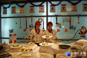 西餐陳佳菁師傅與烘焙陳采伶師傅一同研發「白松露套餐」課程。(圖／永平工商提供)