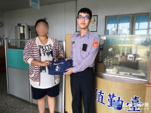 民眾皮包遺落山中草叢　屏警火速尋回