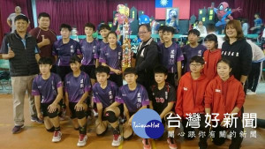 建國國中女子排球隊繼永信盃、華宗盃奪冠後，於本月再拿下「北港媽祖盃全國排球錦標賽」國女甲組冠軍，贏得「三冠王」美譽。（記者陳昭宗拍攝）