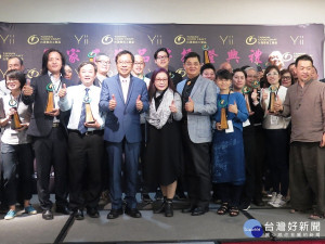 工藝中心許耿修主任(前排中)主持「臺灣優良工藝品」授證典禮。