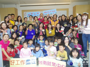 台南就業中心祝福求職朋友，聖誕報就業佳音。