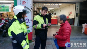 失智嫗街頭徘徊　熱心警協助平安返家