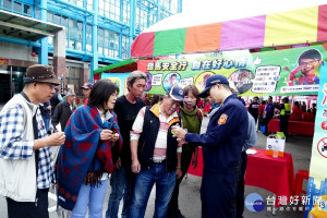 南投縣警察局竹山分局結合杉林溪冬茶競賽頒獎展售會辦理進行交通安全宣導，防制違規肇事。