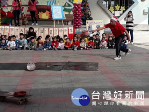 

大安幼兒園舉辦歡樂彩色聖誕趴的活動精彩多元，小朋友與長輩互動，過著美好的歡樂聖誕節。（記者陳榮昌攝）