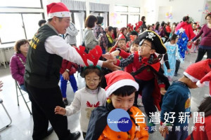 

台中市立大甲幼兒園二十四日舉辦【耶誕節感恩送暖活動】，120位小朋友的天真打扮及表演，樂壞了一群長輩，歡渡難得的聖誕節。