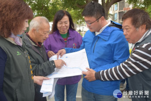 
新科台中議員施志昌為提升大甲日南地區觀光、交通便捷，26日邀集地方多位里長、居民一起協商從日南至后里泰安海線至山線來往的公車路線。（記者陳榮昌攝）