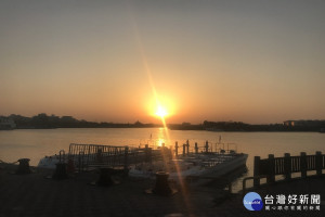 安平漁港夕陽美景。