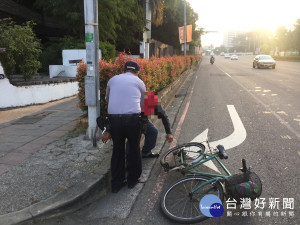 騎腳踏車跌至路旁 眼尖警即刻救援