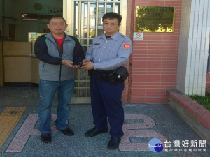 掉皮包失主向警員領回。林重鎣攝