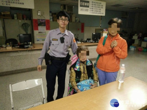 維護治安不間斷　警助失智婦返家