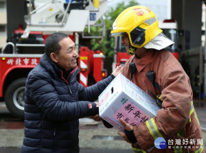 新北市長侯友宜30日上午前往消防局及海山消防分隊慰勞打火兄弟辛勞。（圖／記者黃村杉攝）