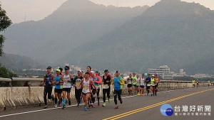 集集音樂馬拉超馬參賽者往前行，正路過水里的玉峰大橋。〈記者吳素珍攝〉