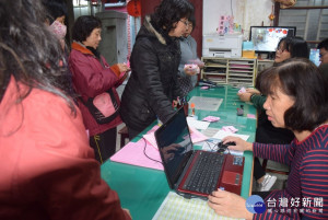 


一日（元旦）天未破曉，市訂古蹟大甲文昌祠擠滿信眾祭拜文昌帝君，並為子女登記點光明燈，祈獲得帝君加持「金榜題名」，兒女成龍成鳳好智慧。（記者陳榮昌攝）