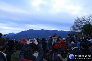 2019阿里山日出印象音樂會在悠揚的音樂與原民歌聲中，迎接元旦日出！