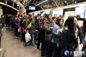 輸運跨年人潮，桃園機場捷運首度實施營運不收班，運量再次突破10萬人次。