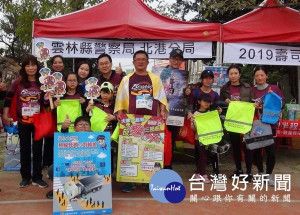 配合北港媽祖盃全國馬拉松，警方除執行交管維護跑者安全，亦落實犯罪預防宣導。（記者陳昭宗拍攝）