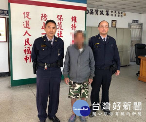 宏仁派出所副所長蘇恆寬、黃君輝心思細膩、處事積極，於巡勤時發現迷途老翁，並順利協助尋得居住處所，平安返回安養中心。（記者陳昭宗拍攝）