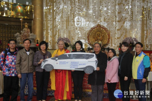 提升偏鄉醫療　懷仁基金會捐贈台東醫療巡迴車及公務車