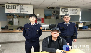 香港觀光客手機遺落計程車上　熱心警迅速尋回