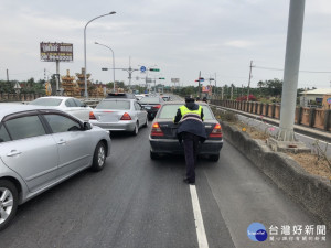 民眾愛車拋錨路中　警方及時救援排除困境