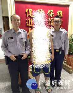 馬光所所長邱偉哲與警員林煥昇成功協助遭詐騙被害人追回部分損失，獲得社區民眾肯定與讚賞。（記者陳昭宗拍攝）