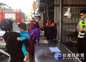 1歲嬰被反鎖車內　屏警破窗成功解危