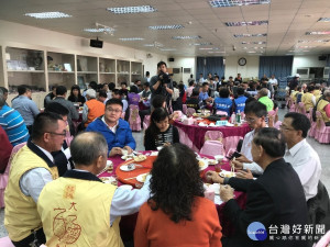 
大安區農會舉辦安農五寶x大安港（海鮮類）-飛天豬辦桌產銷履歷新品上市發表會，十一道佳餚甜點顯出總鋪師高超廚藝，兩百多位來賓官員，紛紛點頭叫讚，說，好吃又安全的菜桌。（記者陳榮昌攝）