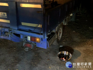 烏日警方搶救輕生男子。林重鎣翻攝