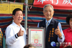 台東天后宮寒冬送暖　張國洲頒贈感謝狀