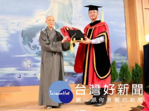 無私奉獻展人文關懷　證嚴法師獲頒中正大學名譽文學博士