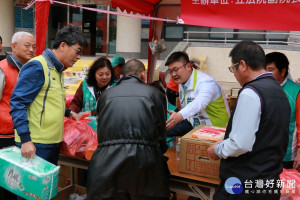 

立法院副院長蔡其昌與台中市議員施志昌於歲末寒冬，聯合翼礫聯誼會、台灣省會計師公會及台中市會計師公會共同舉辦「寒冬送暖‧物資發放」活動，讓弱勢戶感到無比的溫馨。（記者陳榮昌攝）