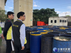林世賢市長於彰化市資源回收場視察清潔隊所回收的廚餘現況。
