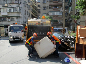 為方便民眾除舊布新，環保局2月3日各區清潔隊員全面停止休假、加班收運，2月4日除夕當天加班收運至傍晚6時。（圖／環保局提供）