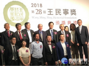 成大特聘教授劉校生與博士生賴輝寰，榮獲第28屆王民寧獎。