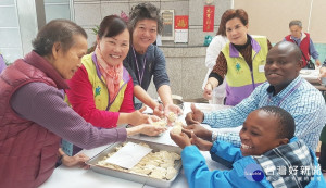 臺北醫院志工帶(ACC)長期助養的非洲兒童包水餃，讓跨國際、跨世代的爺孫們共渡健康愉快的新年 。（圖／臺北醫院提供）