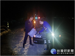 民眾汽車拋錨顧路　枋警即刻救援