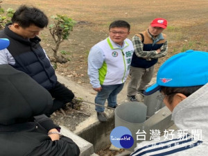 

台中市議員施志昌八日會同交通部公路總局西濱北區工程處徐財立段長、大安區長周琇茹、南埔里里長林恭等，至大安區南埔路與西部濱海快速公路橋下會勘電線遭到嚴重剪竊，獲承諾三月發包進行修復。（記者陳榮昌攝）