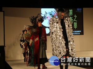 

弘光科技大學美髮造型設計系與化妝品應用系聯合以「前衛之華」為主題，做各時期新時尚造型，在校內舉辦發表會，許多高中職學生前來看秀，驚呼連連。（記者陳榮昌攝）