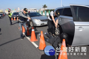 年關將近，北港警方為強化維護金融機構安全之決心，並提升全體危機應變能力，特辦理防搶勤務演練，過程逼真確實。（記者陳昭宗拍攝）