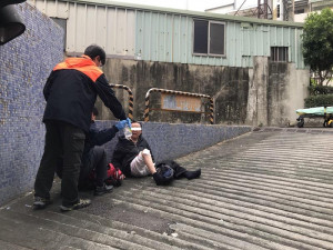 老翁為撿安全帽摔落車道斜坡　消防成功救援