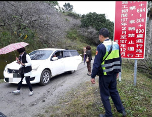 上山賞梅車陷泥淖　熱心警協助脫困