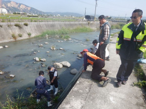 

非洲豬瘟在國際嚴重漫延，國內全力防堵危害。台中外埔區電火溪河床中，九日上午發現一隻似豬隻屍體，造成個單位緊張處理，所幸最後看查結果，祗是一隻犬屍，真是虛驚一場。（記者陳榮昌攝）