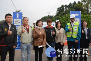 縣長張麗善前往高鐵雲林站會勘站區聯外道路系統改善計畫，以及聯外道路指示標誌的增設工程，盼提升鄉親往返高鐵站的便利。（記者陳昭宗拍攝）