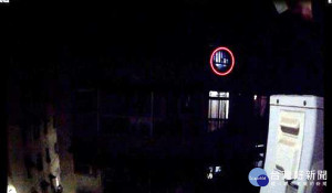 男童獨站陽台哭泣　熱心民眾報警協助救援