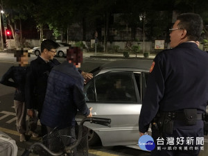 寒夜中迷途 暖警助返家