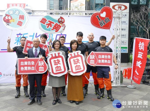  衛生局於稅捐稽徵處前舉行捐血活動，除號召市府員工及民眾熱情響應外，更邀請2019年消防英雄月曆中的6位代言人到場挽袖捐熱血。（圖／記者黃村杉攝）