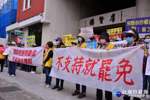 黃背心民眾高舉各種廢獎金標語，抗議財政部編列1.3億稅務獎勵金，要求立委要依法刪除 。（圖／記者黃村杉攝）